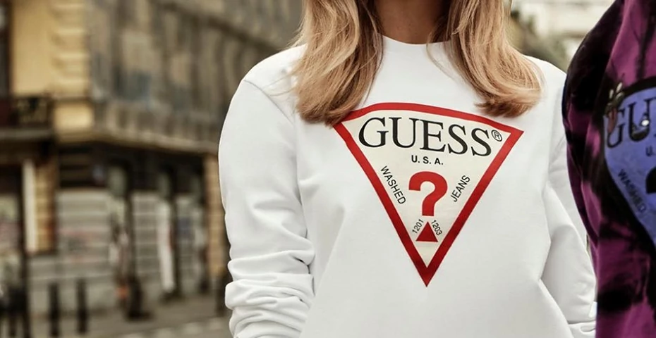 Finał wyprzedaży Guess! Modne koszulki, bluzy i sukienki już od 58 zł