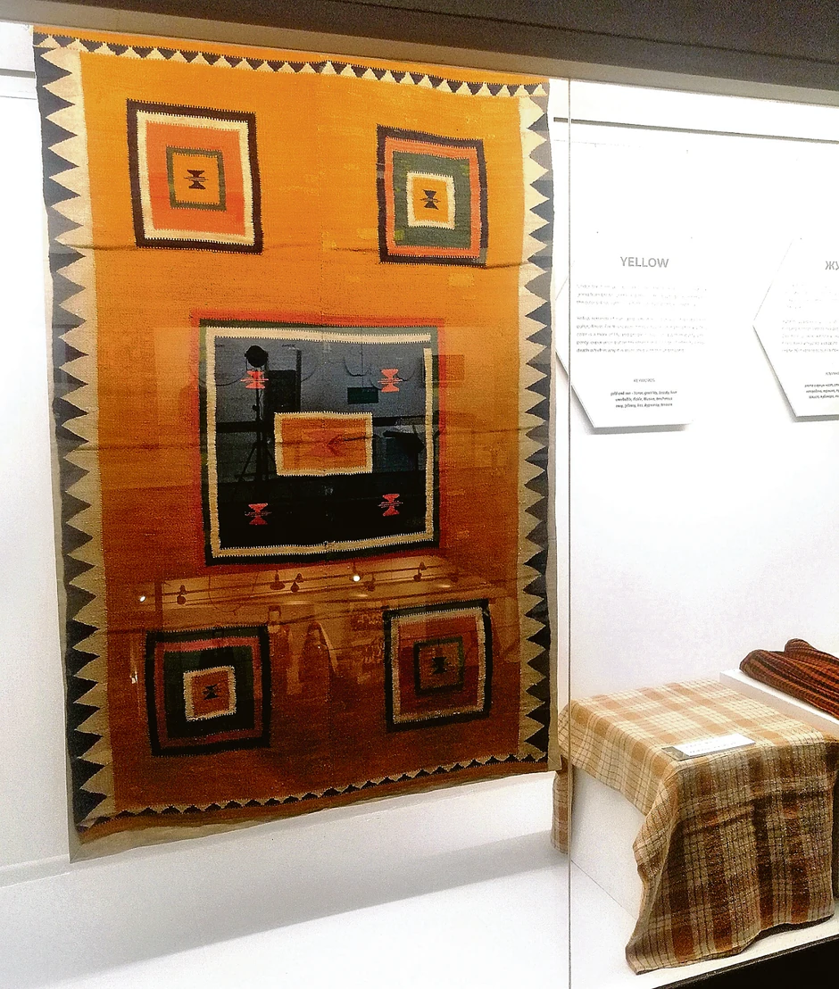 Žuta u narodu ima dvostruko značenje - vezuje se za radost, sunce, zlato, žito, ali asocira i na bolest, bledilo, smrt