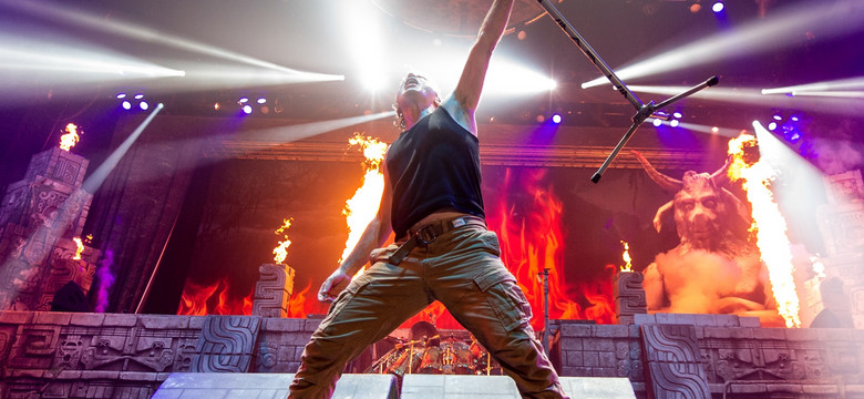 Iron Maiden w Polsce: plakat na koncert pokryty religijnymi symbolami