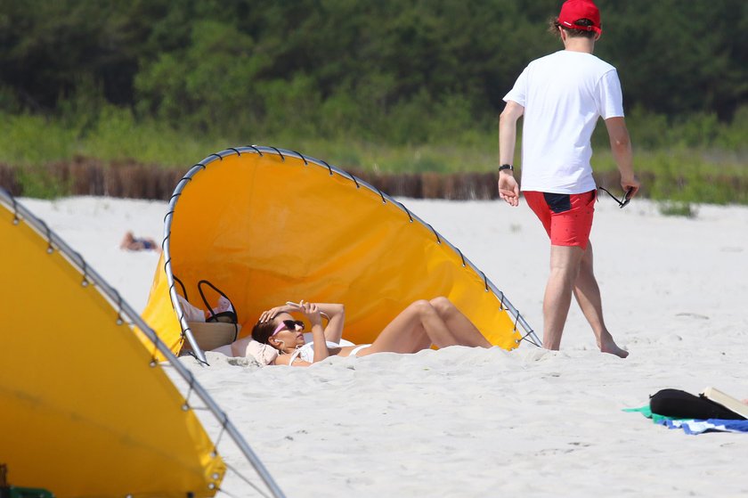 Julia Wieniawa i Antek Królikowski na plaży w Juracie