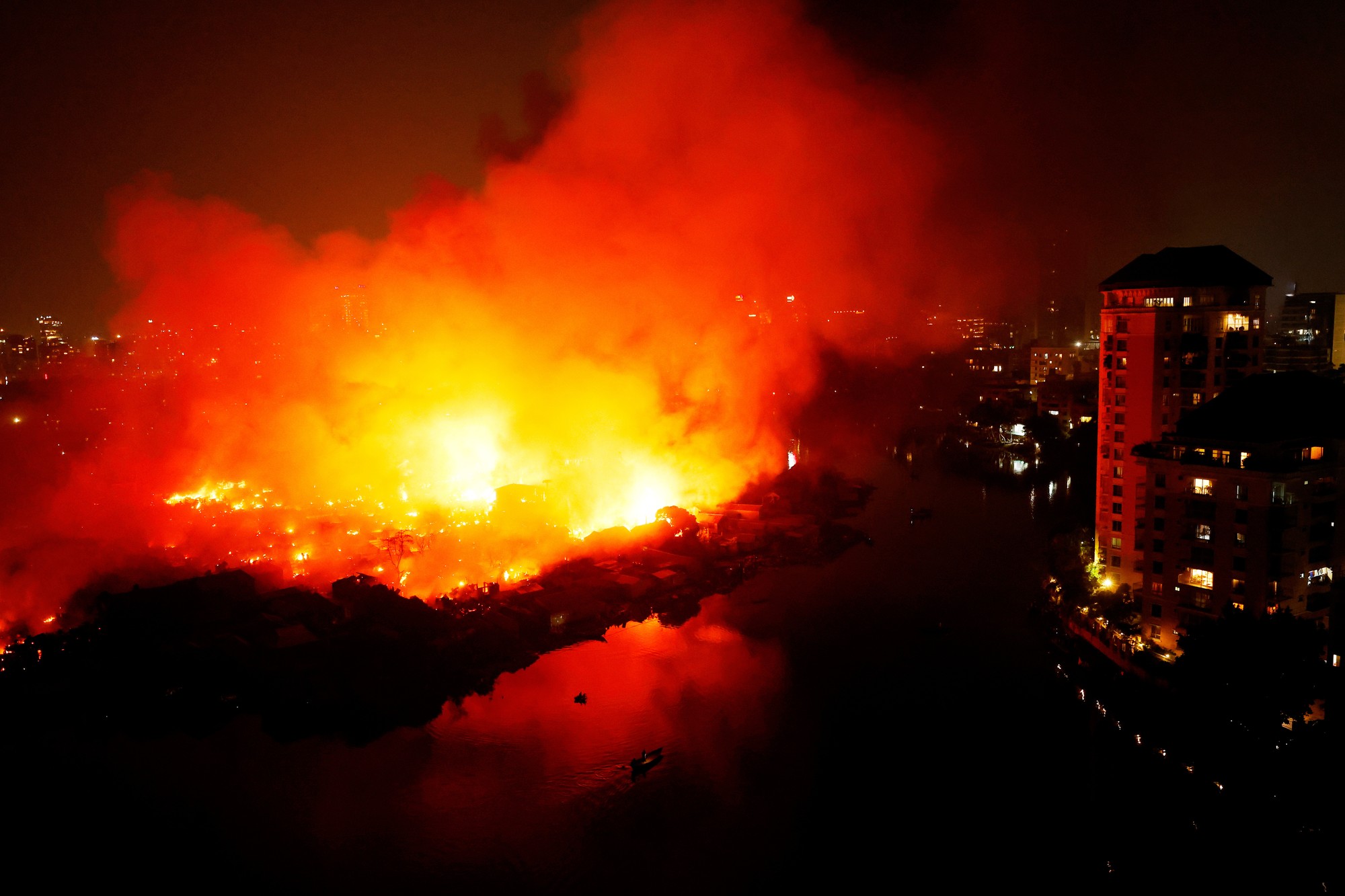 Rozsiahly požiar pripravil tisíce ľudí v Bangladéši o domovy.
