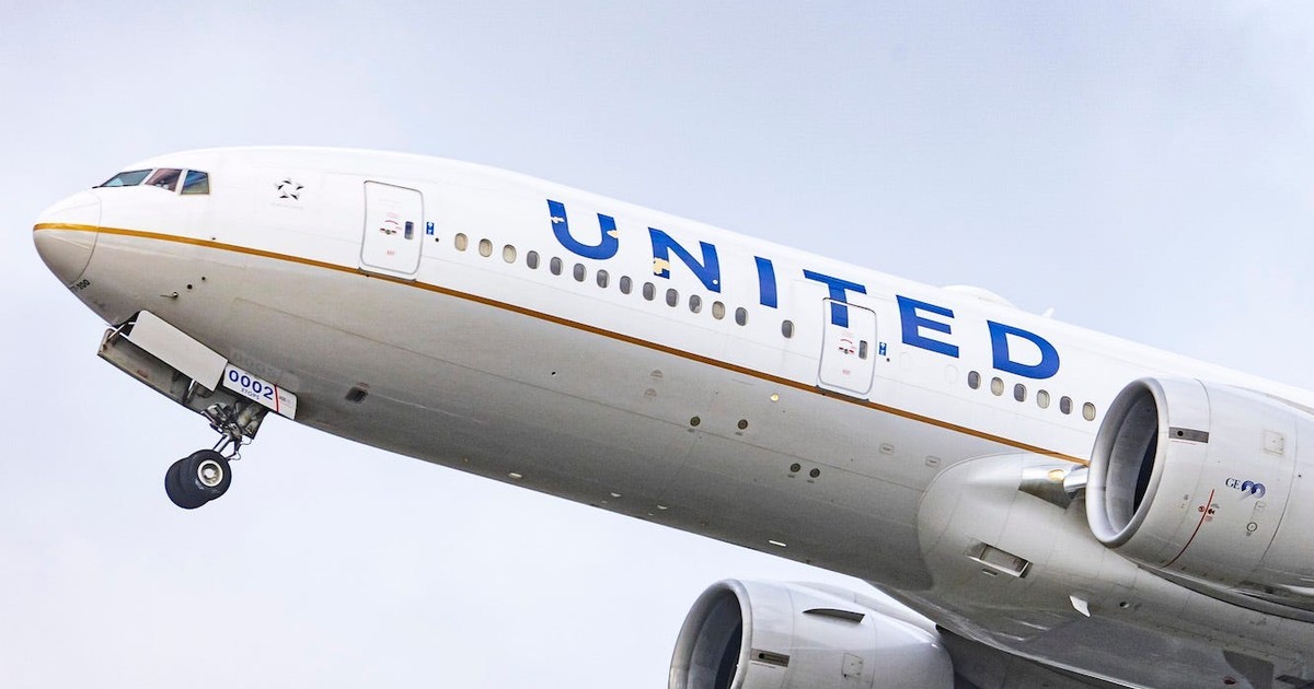 United Airlines CEO issues apology after taking a private jet as ...