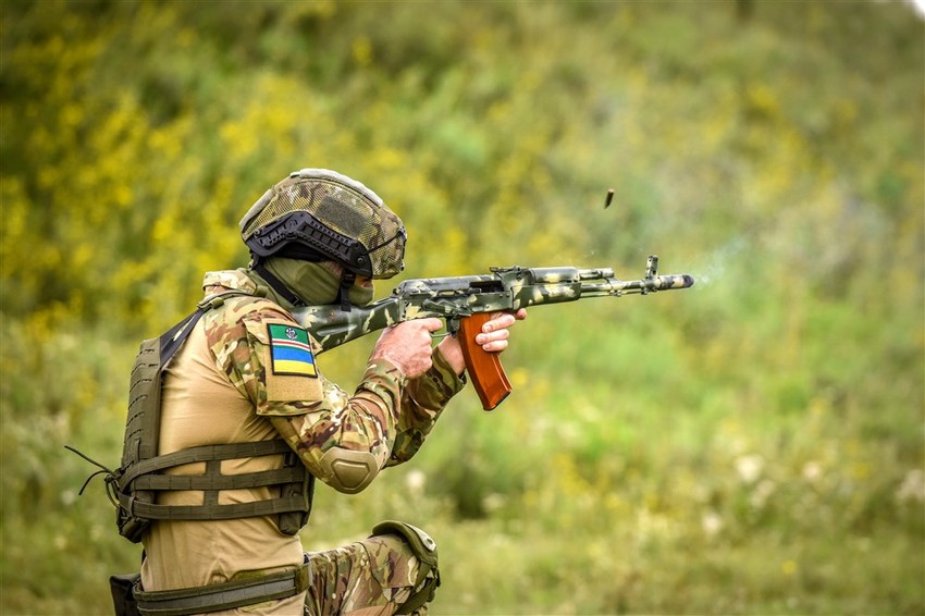 Dobrovoljci bataljona Džohar Dudajev tokom vežbe u okolini Kijeva 28. avgusta 2022.