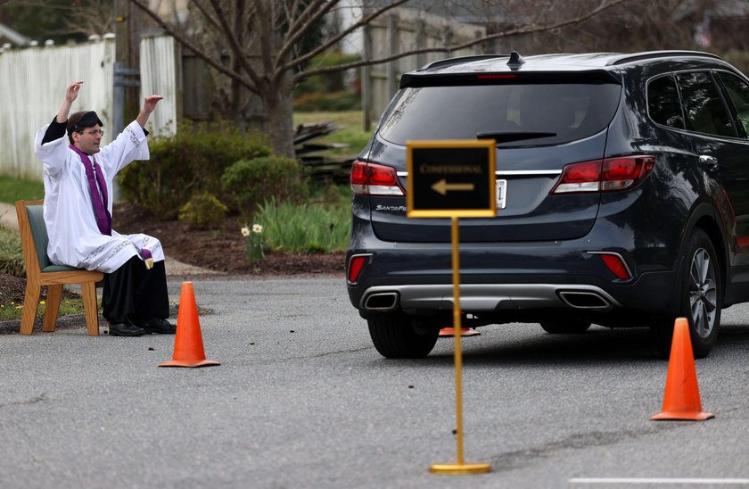 Koronawirus w USA. Ksiądz Scott Holmer spowiada ludzi na parkingu