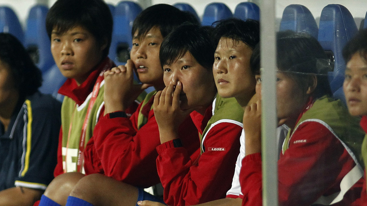 Piłkarki Korei Północnej odmówiły w środę w Glasgow wyjścia na murawę, po tym jak organizatorzy pomylili flagi i powiesili tę należącą do Korei Południowej. W swoim pierwszym meczu turnieju olimpijskiego ich rywalkami były Kolumbijki.