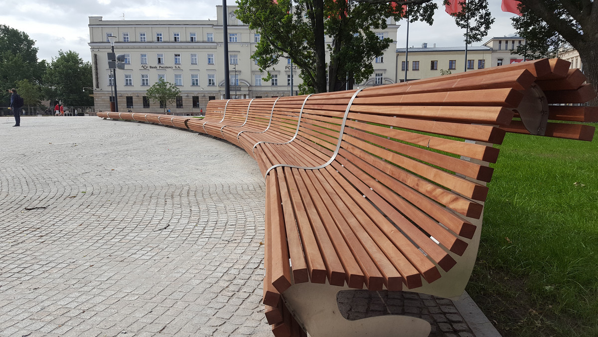 Minęło zaledwie kilka godzin od zapowiedzi prezydenta Krzysztofa Żuka o możliwym terminie otwarcia placu Litewskiego. Po godz. 12 zapadła decyzja, że przebudowywany od kilkunastu miesięcy teren zostanie udostępniony mieszkańcom miasta. Ratusz zapowiedział również pokazy multimedialne fontanny, które potrwają do 22 czerwca.