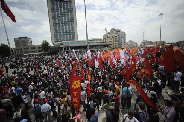 Taksim Square - Turkowie protestują przeciwko budowie centrum handlowego.