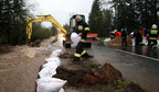 Strażacy układają worki z piaskiem, zabezpieczając zalaną drogę w rejonie Witowa, po ulewnych deszczach na Podhalu