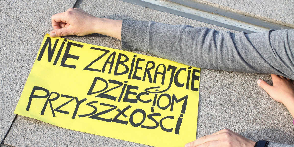 Strajki młodzieży przeciwko zmianom klimatu odbywały się już w polskich miastach (na zdj. demonstracja w Olsztynie w sierpniu br.). Ten zaplanowany na 20 września ma być jednak największym jak dotąd tego typu protestem, będącym częścią globalnej akcji