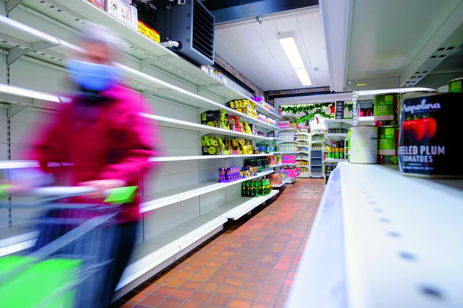 Wobec niedoborów niektórych produktów żywnościowych brytyjskie sklepy zdecydowały się na wprowadzenie reglamentacji.