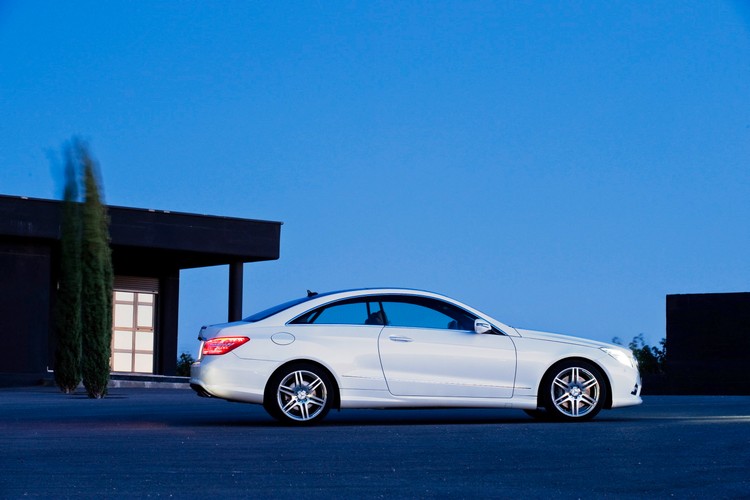 Motory benzynowe są trzy - E250 CGI BlueEfficiency (204 KM/310 Nm), E350 CGI BlueEfficiency (292 KM/365 Nm). Na szczycie pręży się i błyszczy E500 - 388 KM i 530 Nm, jego gwiazda zblednie, kiedy pojawi się model ze stajni AMG