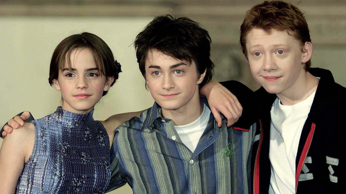 Autorka bestsellerowych przygód o młodym czarodzieju, Harrym Potterze, powinna być z siebie dumna. J. K. Rowling nie tylko skłoniła współczesne dzieci, funkcjonujące na co dzień w dobie komputerów i internetu, do czytania, ale również uwrażliwiła je na kwestie tolerancji. Według psychologów, dzieci oraz młodzież, która przeczytała serie książek o Harrym Potterze ma pozytywniejsze spojrzenie na grupy mniejszościowe.