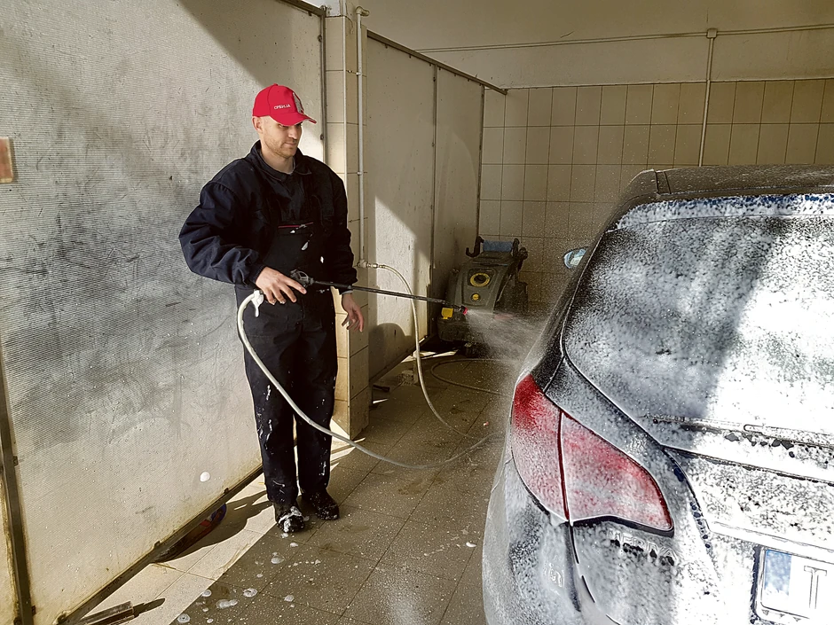 Miloš je počeo da pere automobile u dvorištu, pa od opštinskih podsticajnih sredstava sagradio perionicu