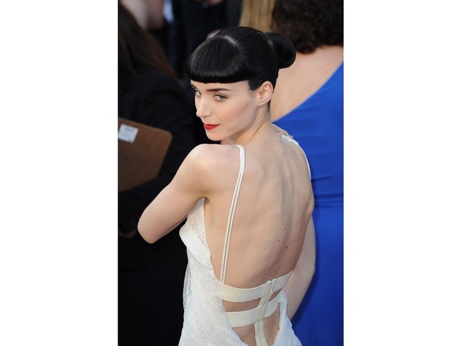 Krytyki nie uniknął również głęboki i opatrzony fantazyjnymi paskami materiału dekolt na plecach Rooney Mary. Zdaniem krytyków było to „zbyt wiele