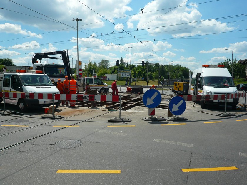 Utrudnienia na Włókniarzy i Legionów w Łodzi. MPK remontuje tory