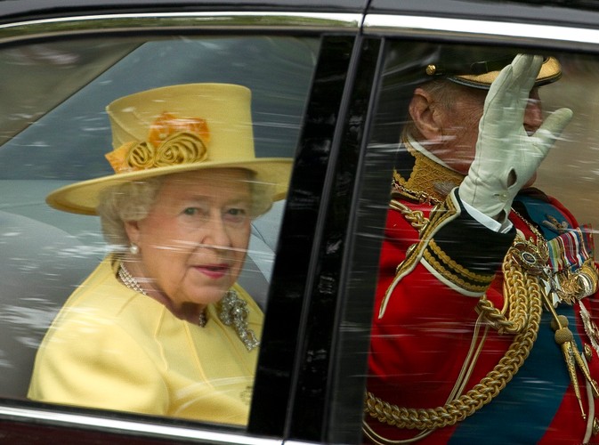 Jak zawsze elegancka - królowa Elżbieta II w jasnożółtym kapeluszu, przyozdobionym kwiatami