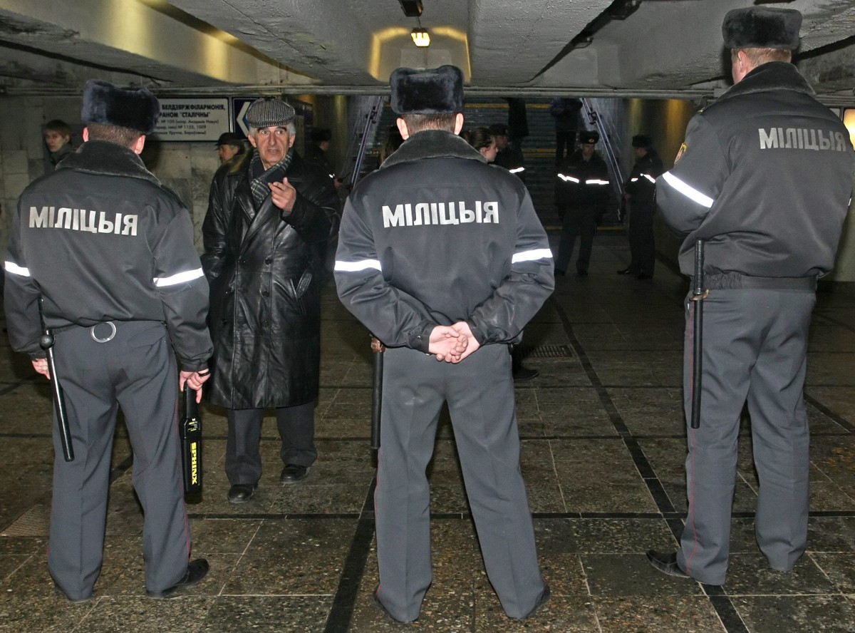 Białoruscy milicjanci blokują antyrządowy protest w Mińsku, 25 marca