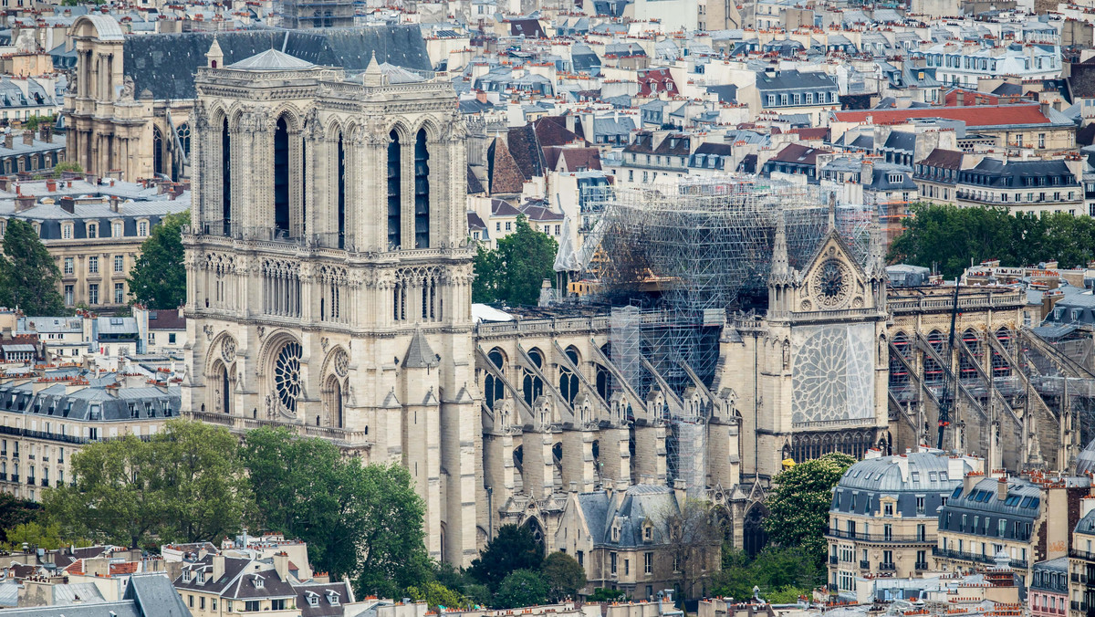 Naukowcy tłumaczą, dlaczego obietnica prezydenta Francji Emmanuela Macrona, że katedra Notre Dame zostanie odbudowana w pięć lat, to płonne nadzieje - eksperci oceniają, że ten ambitnie wyznaczony okres może nie być wystarczający na tak dużą operację. Holenderska firma natomiast chce odbudować świątynię dosłownie z popiołu i gruzów, korzystając z technologii drukowania przestrzennego.