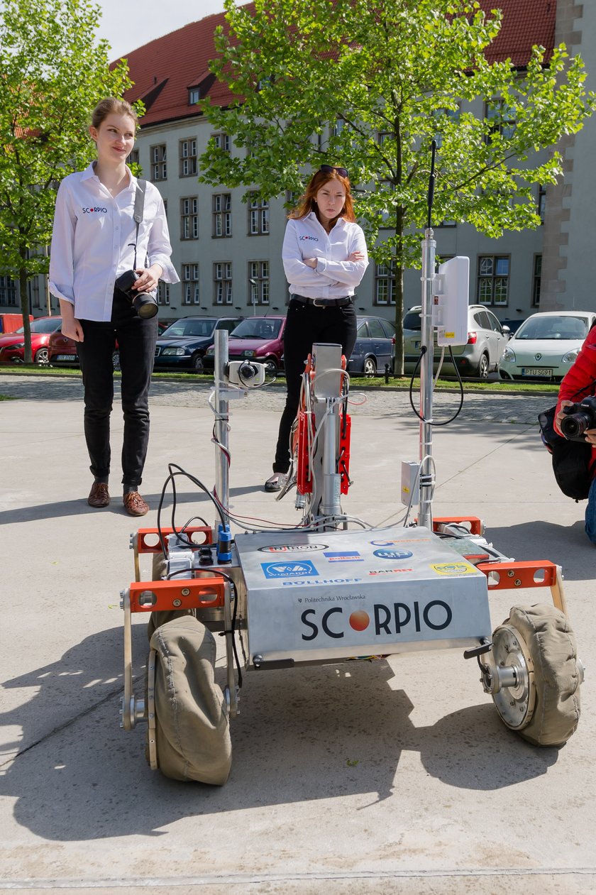 Studenci Politechniki Wrocławskiej z łazikiem marsjańskim