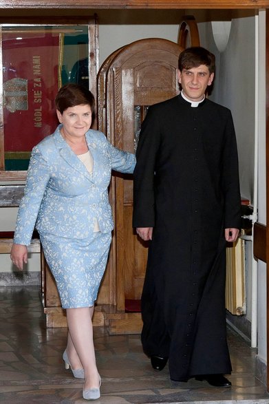 Beata Szydło z synem Tymoteuszem po jego mszy prymicyjnej w parafii w Przecieszynie