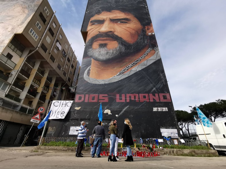 Diego Maradona zmarł. Neapol pogrążony w żałobie - Serie A