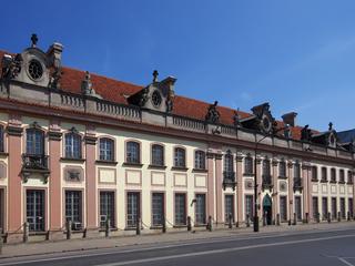 Najdroższym pałacem w Polsce, który zmienił właściciela w ostatnich latach, był Pałac Branickich w Warszawie. W 2013 r. zapłacono za niego 40,6 mln zł. Na rynku można jednak znaleźć sporo znacznie tańszych rezydencji