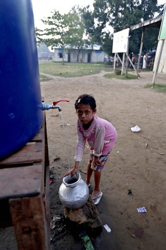 Dzieci w obozie dla uchodźców w zachodniej Birmie