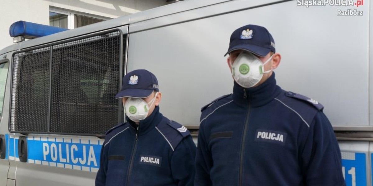 Policjanci w maskach antysmogowych