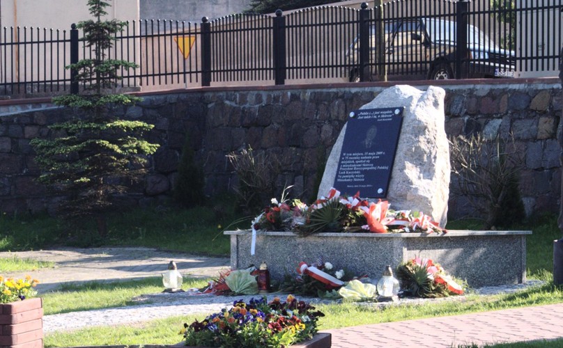 Pomnik Lecha Kaczyńskiego w Skórczu (Fot. Topory CC BY 3.0)