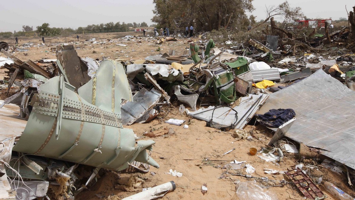 Jak podaje internetowy serwis Ria Novosti, powołując się na telewizję Al-Arabija, ze wstępnych informacji wynika, że przyczyną katastrofy samolotu, który podchodził do lądowania na lotnisku w Trypolisie, był błąd pilota. W katastrofie zginęły 103 osoby; przeżyło 8-letnie dziecko z Holandii.