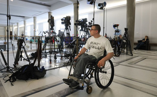 Niepełnosprawni do protestujących w Sejmie: 'Protest podłogowy' jest niepotrzebny, zacznijmy merytoryczne rozmowy