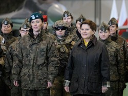 Totalny kamuflaż kobiecości. Skąd Beata Szydło wytrzasnęła tę kurtkę?!