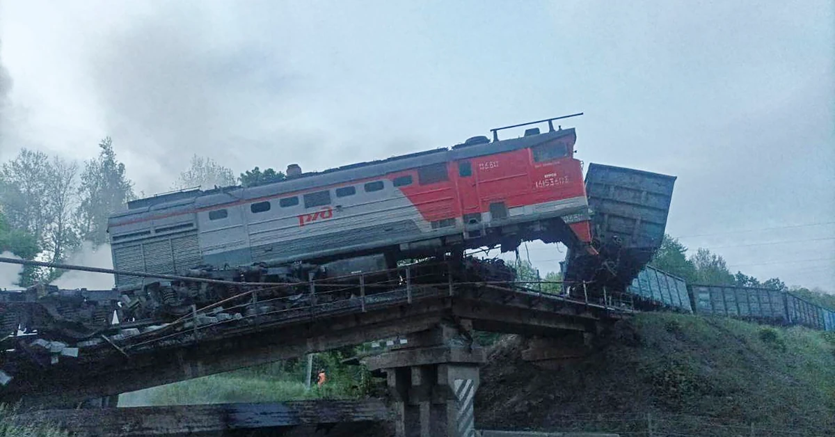 Zawalił się most, którym jechał pociąg pasażerskim. Są zabici i ranni