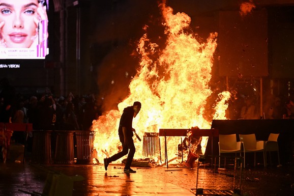 (FOTO, VIDEO) CENTAR MILANA KAO RATNA ZONA Demonstranti palili i gađali policiju kamenjem, hitno se oglasila Đorđa Meloni