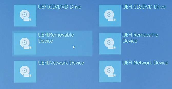 Przez Boot Menu pecet uruchamia się na przykład z pamięci USB albo karty pamięci (removable devices).