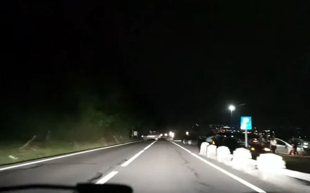 Pohľad na cestu v noci. Správne nastavené svetlá vozidla osvetľujú krajnicu — bez oslnenia ostatných vodičov. 