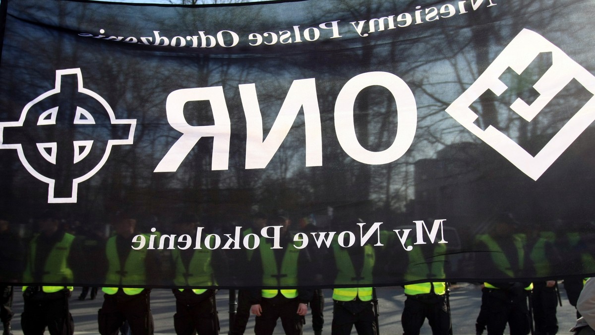 Dzisiaj we Wrocławiu może dojść do ostrych zamieszek i starć z powodu zaplanowanych demonstracji Narodowego Odrodzenia Polski i Obozu Narodowo-Radykalnego oraz kontrdemonstracji antyfaszystów. Policja jest postawiona w stan gotowości - czytamy w dzienniku "Polska Gazeta Wrocławska".