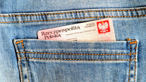 Do złożenia wniosku o dowód przez internet konieczny jest profil zaufany – przypomniano w komunikacie. Trzeba także mieć zdjęcie, spełniające określone wymagania.