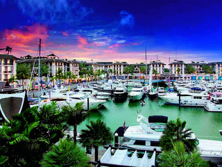 Dzięki stworzeniu na Phuket luksusowej przystani dla największych jachtów tajlandzki kurort przyciągnął najbogatszych turystów, którzy wcześniej wybierali Singapur. Royal Phuket Marina wzorowana jest na podobnych obiektach znajdujących się na Riwierze Francuskiej