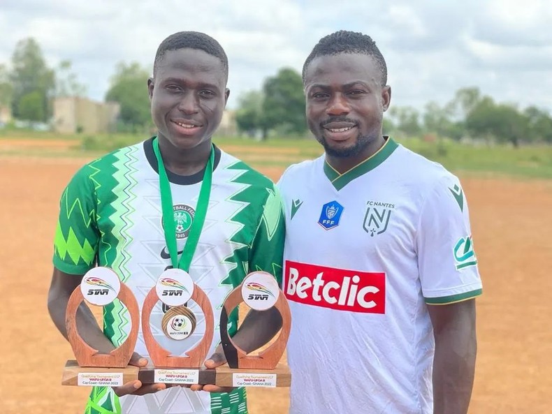 Moussa Simon et sa femme célèbrent la star des Golden Eagles Michael Emmanuel