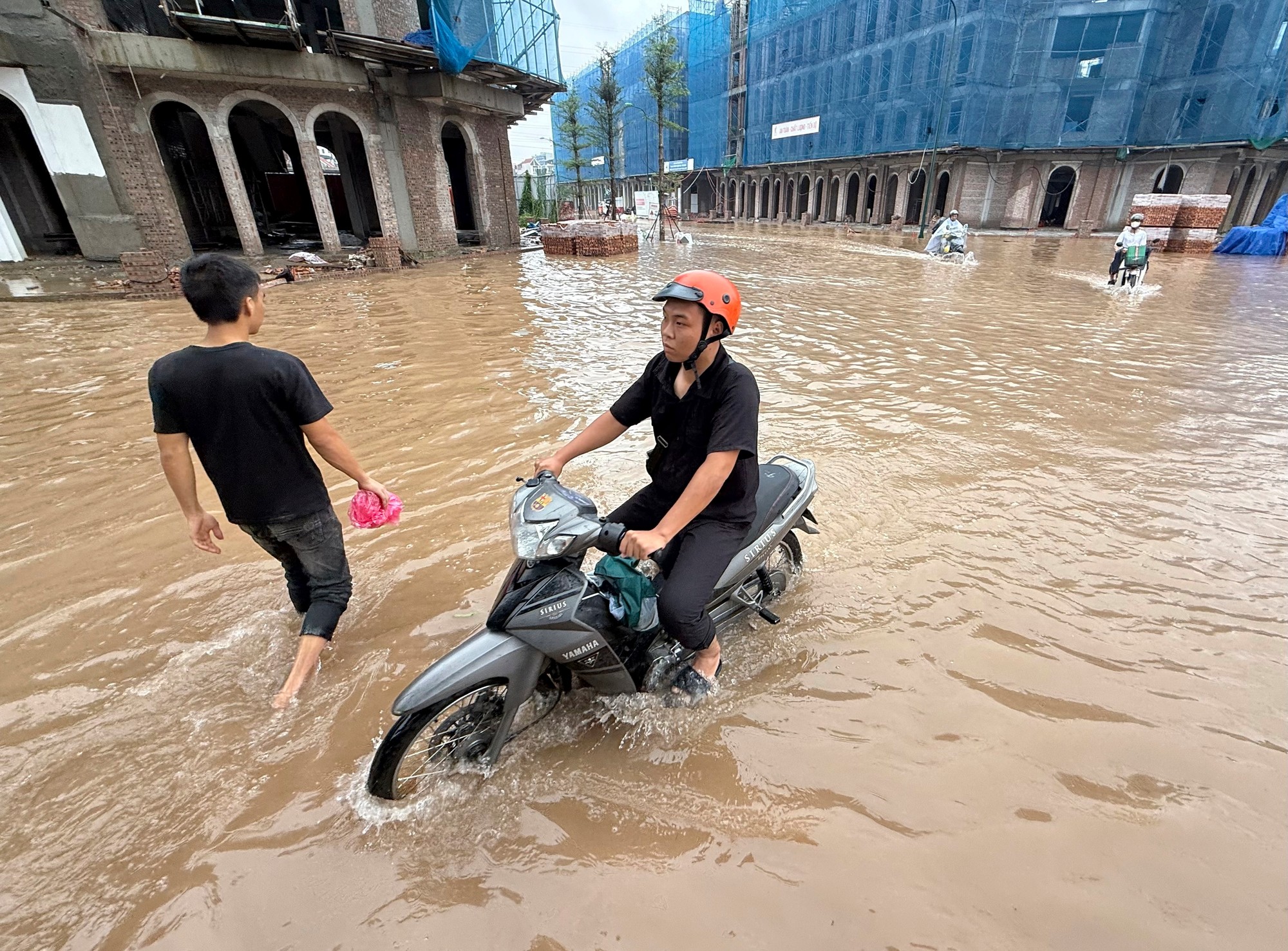 Vietnam zasiahla tropická búrka Kadžiki.