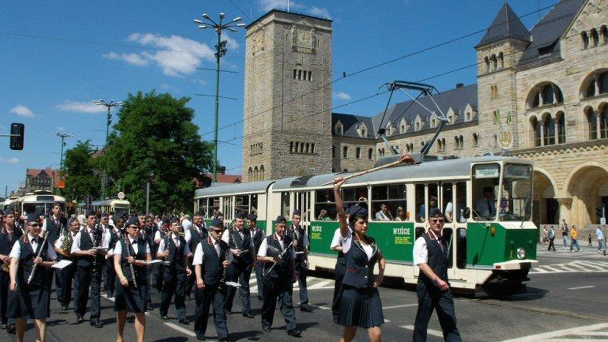 Przejazd tramwaju konnego i odrestaurowanego wagonu Carl Weyer z 1905 roku uświetni paradę, która w niedzielę przejedzie ulicami Poznania z okazji 135-lecia komunikacji miejskiej. Jak na urodziny przystało, nie zabraknie tortu, a poznaniacy będą mogli również zwiedzić największą i najnowocześniejszą zajezdnię, która powstała na powierzchni 17 hektarów na Franowie.