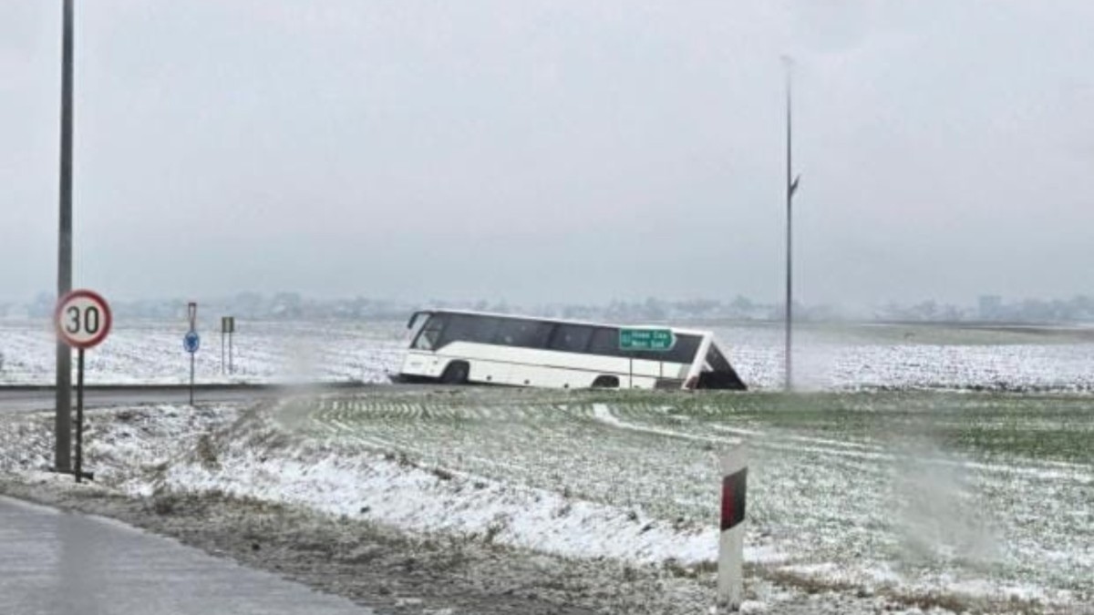 Prevrnuo se putnički autobus u Novoj Pazovi