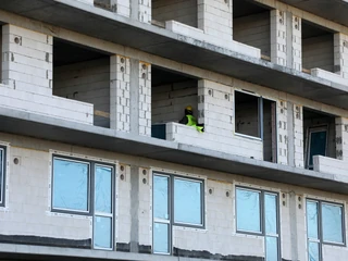 RPP niemal na pewno podniesie w marcu stopy procentowe. Scenariusz bazowy zakłada na najbliższym posiedzeniu podwyżkę o 0,5 pkt proc. (50 punktów bazowych). Jeśli o tyle samo wzrośnie też w ciągu miesiąca stawka WIBOR, to posiadacz 25-letniego kredytu mieszkaniowego w konsekwencji zobaczyć może wzrost raty na poziomie około 15-16 zł w przeliczeniu na każde pożyczone 100 tys. 