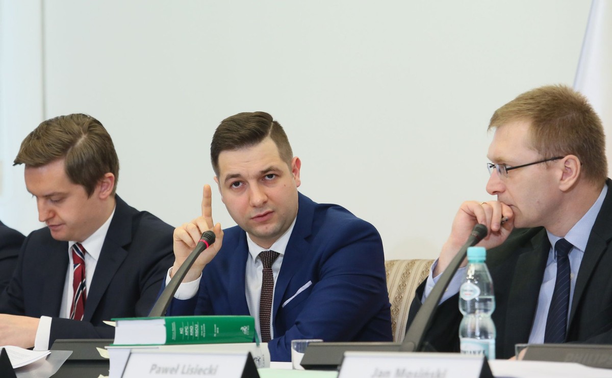 Jaki był pytany również o to, czy prezydent Warszawy Hanna Gronkiewicz-Waltz "poszła na wojnę z komisją". "Pani Gronkiewicz-Waltz mówi o tej sprawie w mediach. (…) Widać, że ucieka ona przed złożenie tych zeznań pod rygorem odpowiedzialności karnej, bo w telewizji można mówić wszystko" – powiedział Jaki.