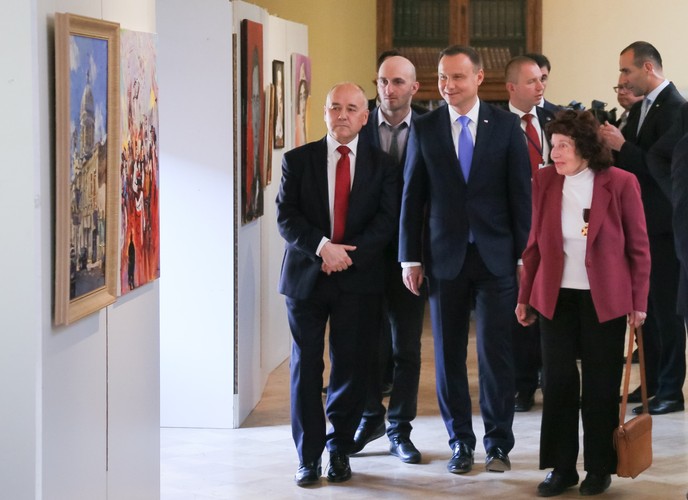 Prezydent Andrzej Duda (C), Ambasador RP w Gruzji Mariusz Maszkiewicz (L) i historyk sztuki profesor Henryka Justyńska (P) podczas wizyty w Bibliotece Narodowej Parlamentu Gruzji w Tbilisi
