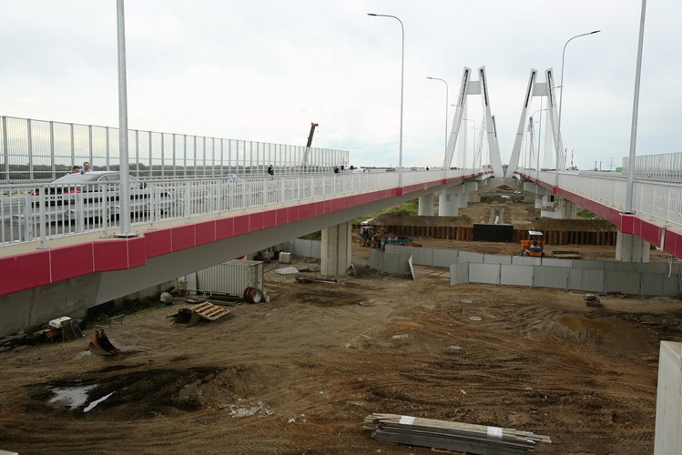 Most na Wiśle jest najdłuższym mostem w Krakowie i Małopolsce. Składa się z dwóch równoległych obiektów o długości ok. 700 metrów każdy.<br><br>(nlat) PAP/Stanisław Rozpędzik