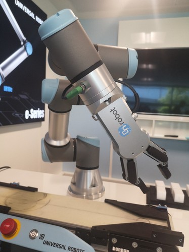 „Nie ma firmy zbyt małej na wdrożenie automatyzacji. Także małe firmy zaczynają być świadome tego, że muszą automatyzować, jednak nie wiedzą, jak – w tym właśnie możemy im pomóc” – mówi Jürgen von Hollen. Tymczasem ponad 80 proc. rynku, który mógłby skorzystać na wprowadzeniu cobotów, dotąd nie słyszało o robotach współpracujących. Aktualnie jedynie 3 proc. globalnej sprzedaży wszystkich robotów to sprzedaż cobotów. Szacuje się, że ich udział w rynku wzrośnie do 34 proc. do 2025 roku. Roboty współpracujące są szeroko wykorzystywane w przemyśle motoryzacyjnym, chemicznym i elektronicznym, ale nie tylko. Przykładowo, coboty mogą zastępować pracowników w trudnych warunkach podczas obróbki, np. przy polerowaniu, w trakcie którego w powietrzu unoszą się szkodliwe dla człowieka pyły. Coboty przydają się w innych branżach niż przemysłowej, np. w codziennej pomocy w życiu osób niepełnosprawnych albo w fizjoterapii – odpowiednio zaprogramowane pomagają w ćwiczeniach rehabilitacyjnych. Wykorzystanie cobotów zależy od fantazji firmy: przykładowo roboty współpracujące w hotelach przygotowują odpowiednio ugotowane jajka na śniadanie bądź pizzę. Rozmaite aspekty robotów współpracujących mają znaczenie w różnych warunkach, np. w Singapurze są bardzo popularne, ponieważ w tamtejszych fabrykach brakuje miejsca i możliwości rozbudowy – a coboty są elastyczne i mobilne.