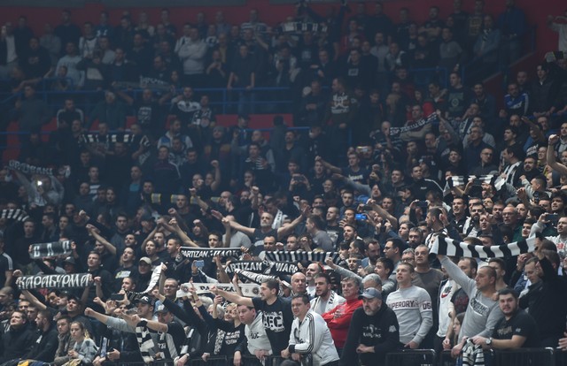Navijači crno-belih na utakmici KK Partizan - Virtus