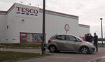 Bandycki napad pod Tesco. Mężczyzna walczy o życie